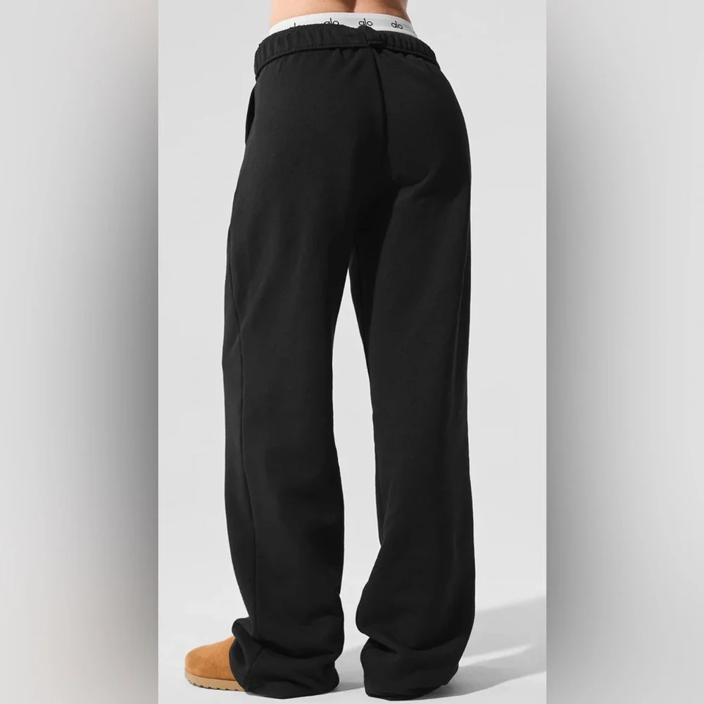 ALO Yoga Accolade Straight Leg Sweatpant in Black - Picture 2 of 7